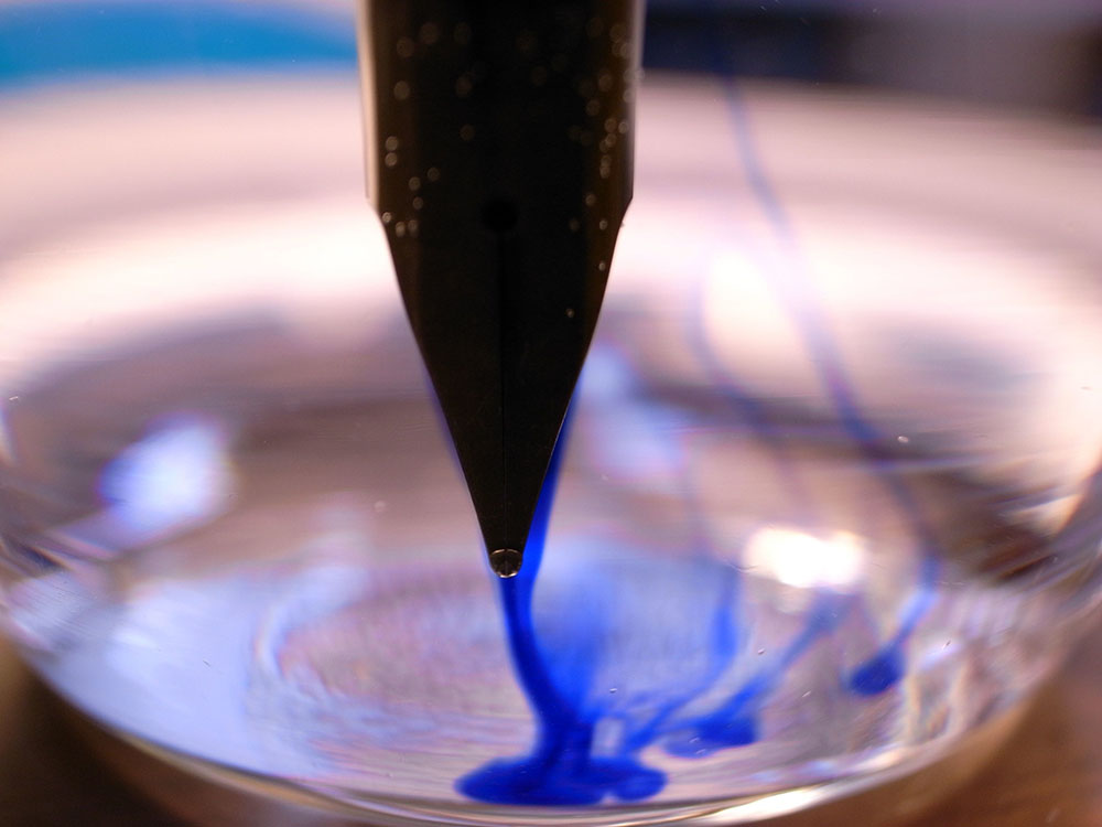 Stalówka zamoczona w wodzie